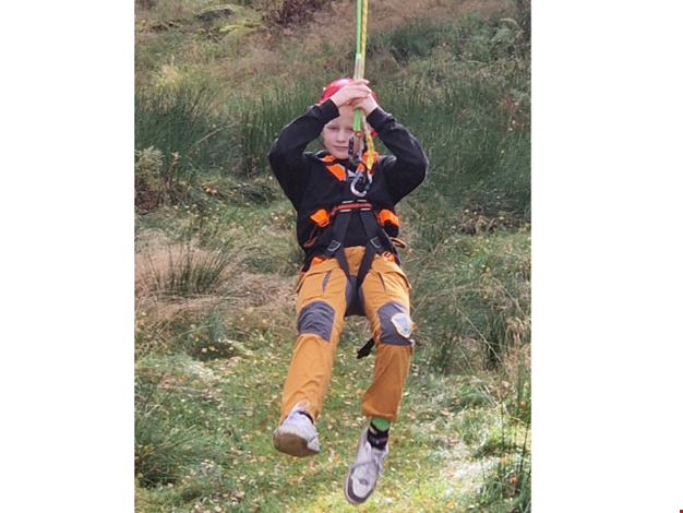 Lukas åker zipline.