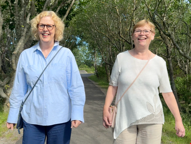 Eva-Lena och Irene promenerar.