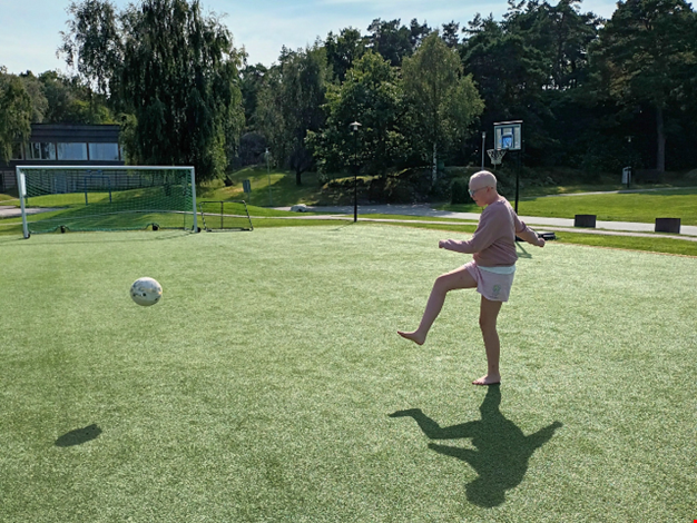 Ungdom som spelar fotboll.