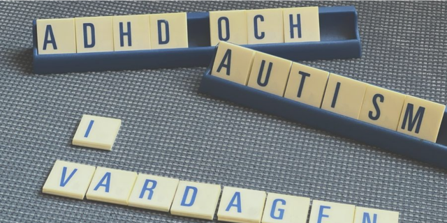 Bokstavsbrickor som formulerar "adhd och autism i vardagen"